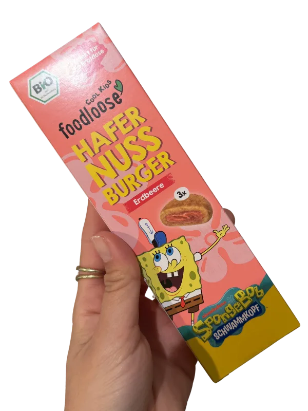 Hand mit 3er Pack SpongeBob Hafer-Nuss Burger Erdbeere in der Hand